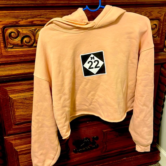m22 Sweaters - M22 Crop Sweatshirt